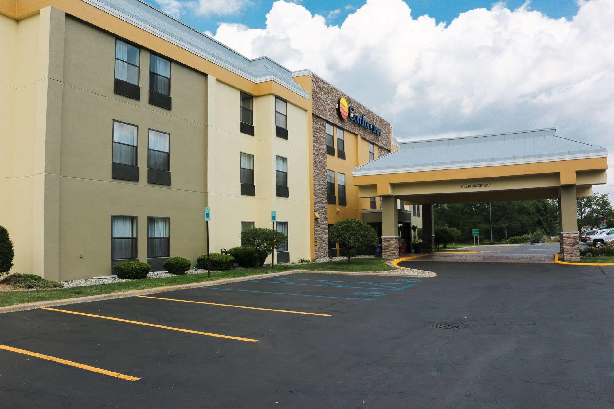 Comfort Wings Stadium Inn